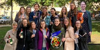 FAU Erlangen gratuliert Absolventinnen