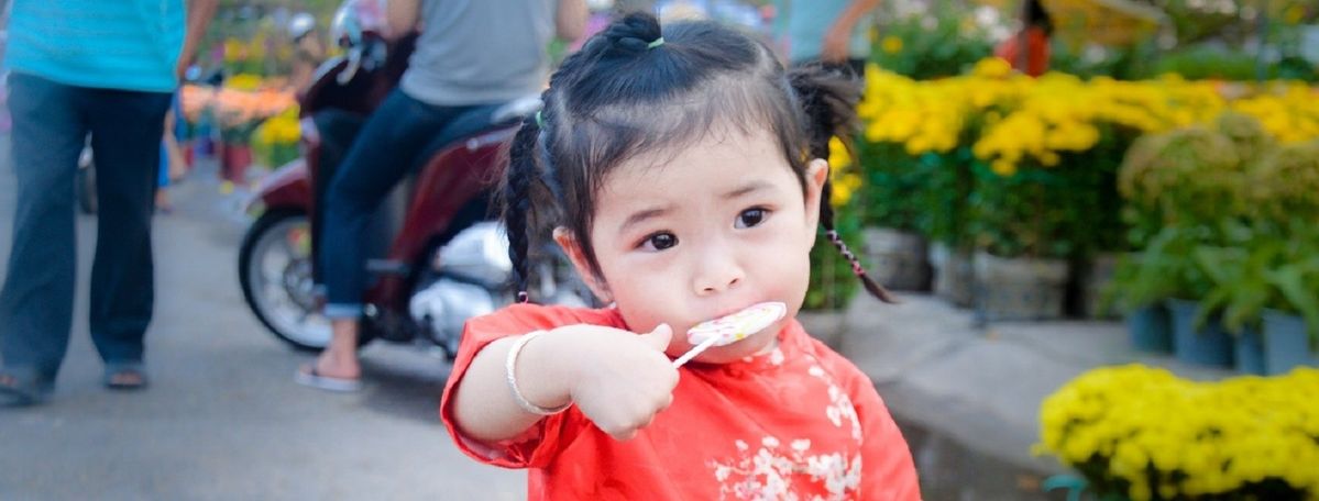Prävention von Schluckstörungen - Mädchen isst einen Lolli
