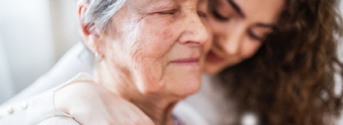 Palliative Logopädie - junge Frau umarmt alte Frau