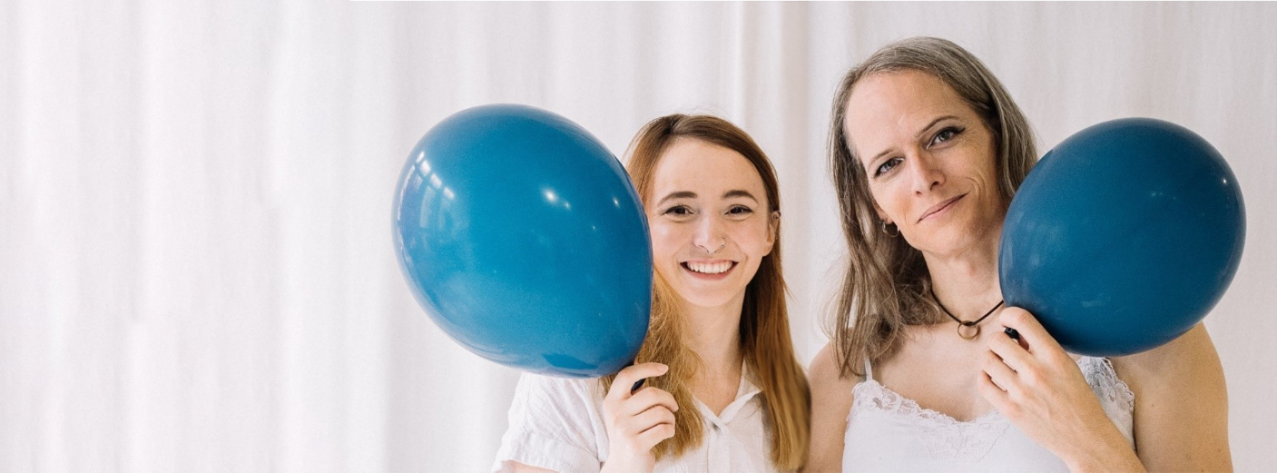 Zwei Frauen mit Luftballons
