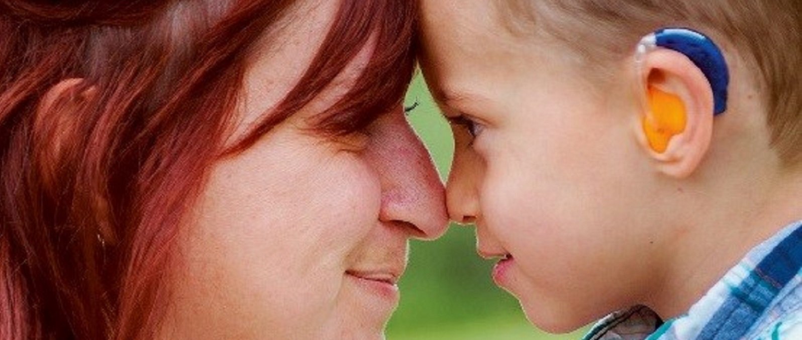 Kind mit HdO-Hörgerät