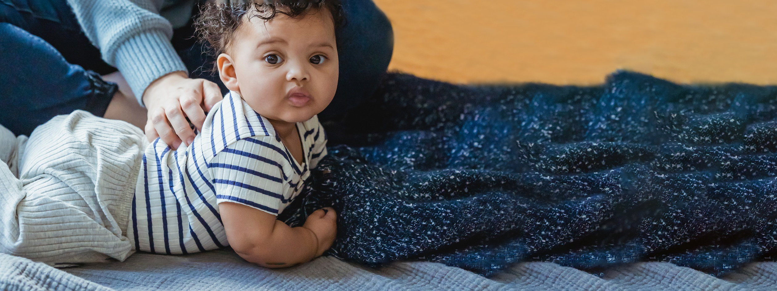 Baby liegt auf dem Boden