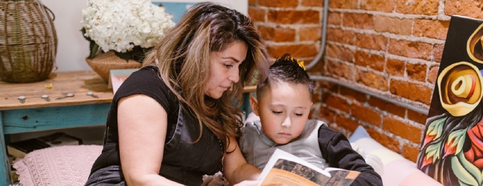 Mutter und Sohn lesen