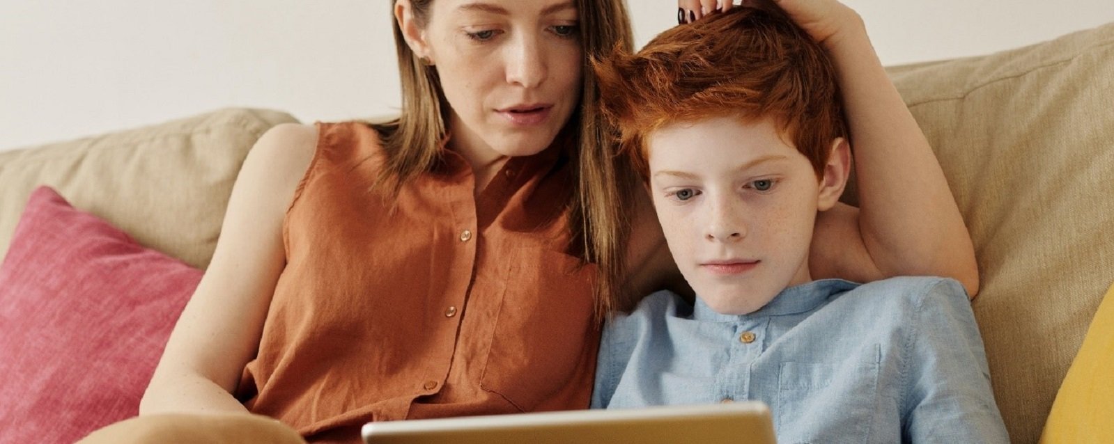 Mutter und Sohn mit Tablet